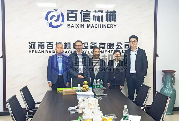 百信機(jī)械總經(jīng)理黃文峰與國外客戶合影